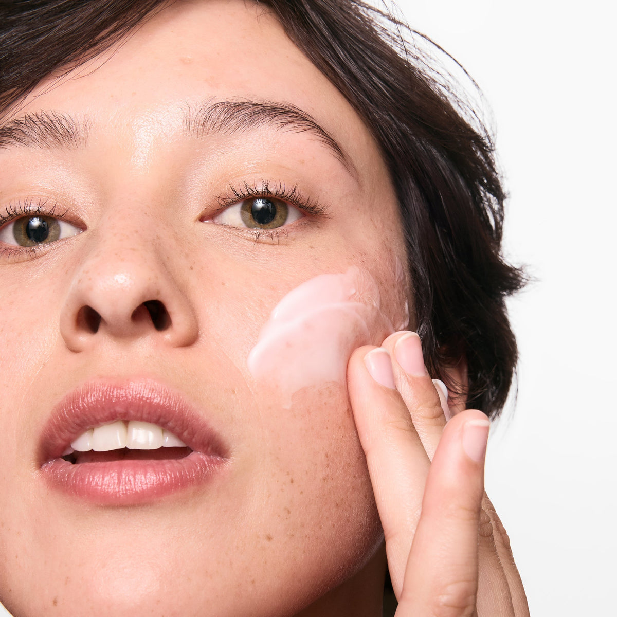 hydrating-cleanser-and-oil-free-moisturizer-duo-m0 01_LYDIA_12_APPLICATION_OMEGA_SUPERSIZE_036_1_8483aad9-c9a3-46f0-b735-539c739306ac.jpg
