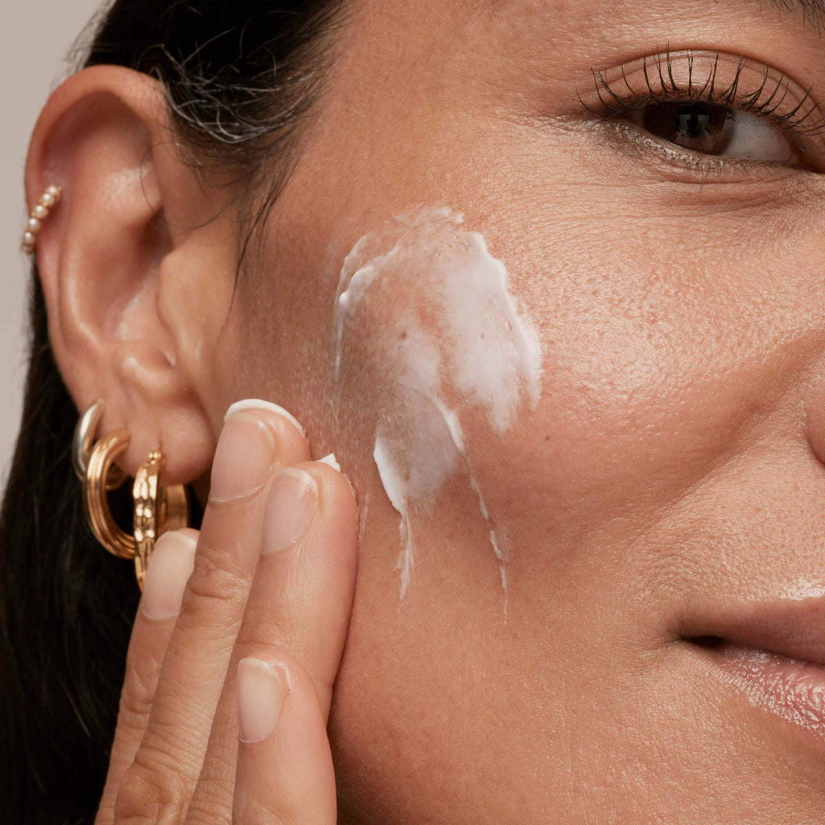 simple-skincare-cleanser-and-ceramide-moisturizer-duo-s9 INKEY_DTC_Bio-ActiveCeramide_Ppage_Model_02_dd0fc443-e441-4e82-ac65-ebe93c1b6365_1.jpg